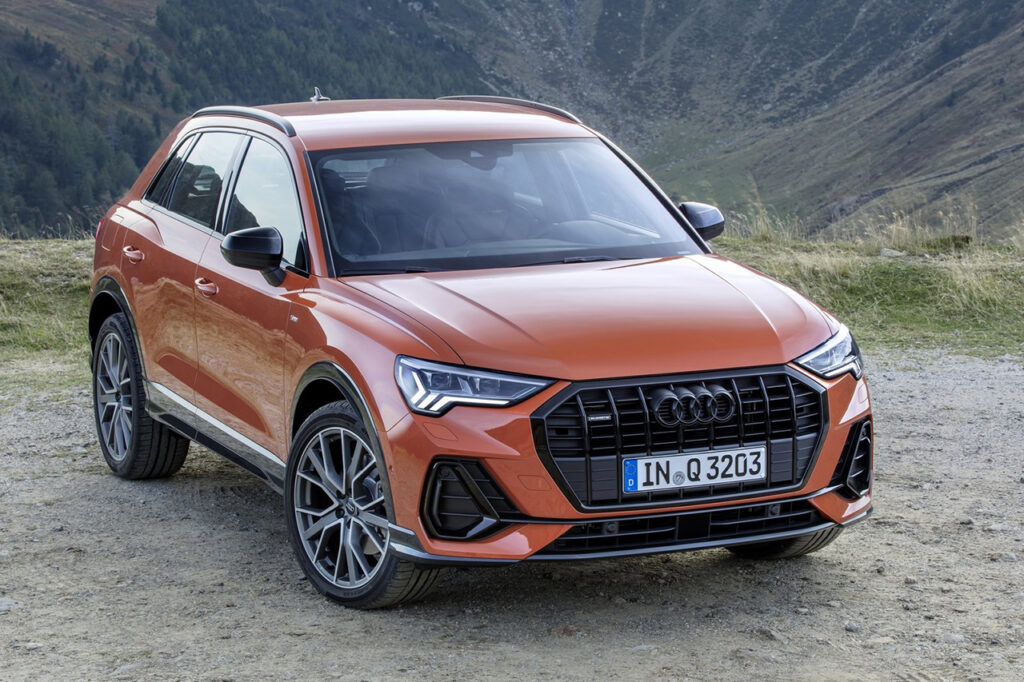 오렌지색 아우디 SUV 차량