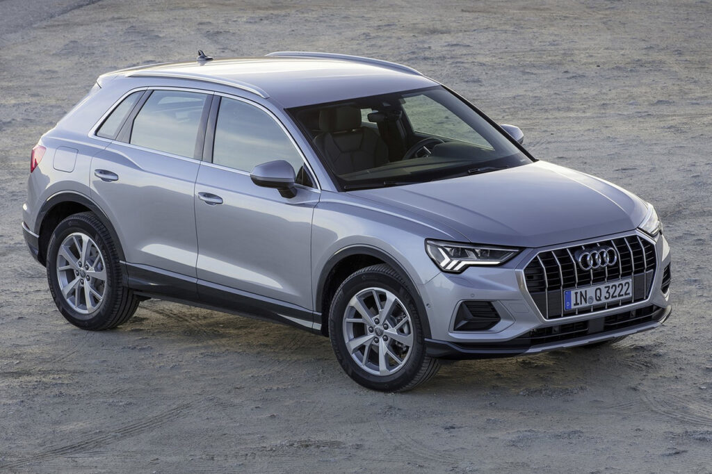 2026 아우디 Q3가 서있는 모습