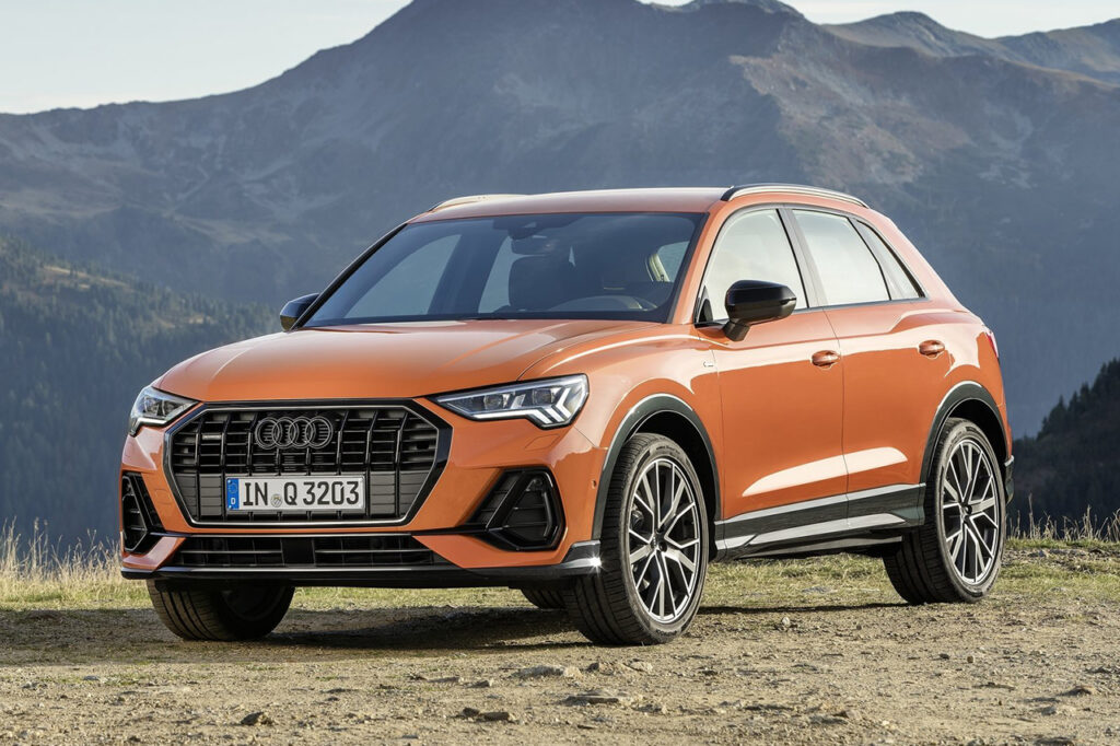 산에 주황색 2026 아우디 Q3가 서있다