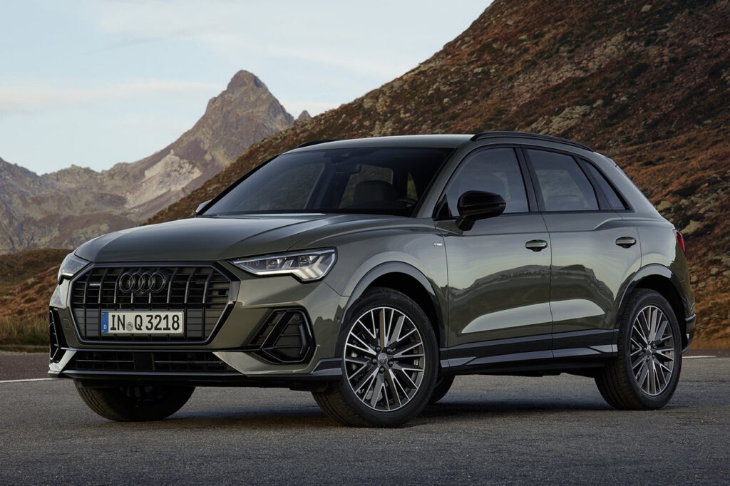 도로 위에 서있는 2026 아우디 Q3