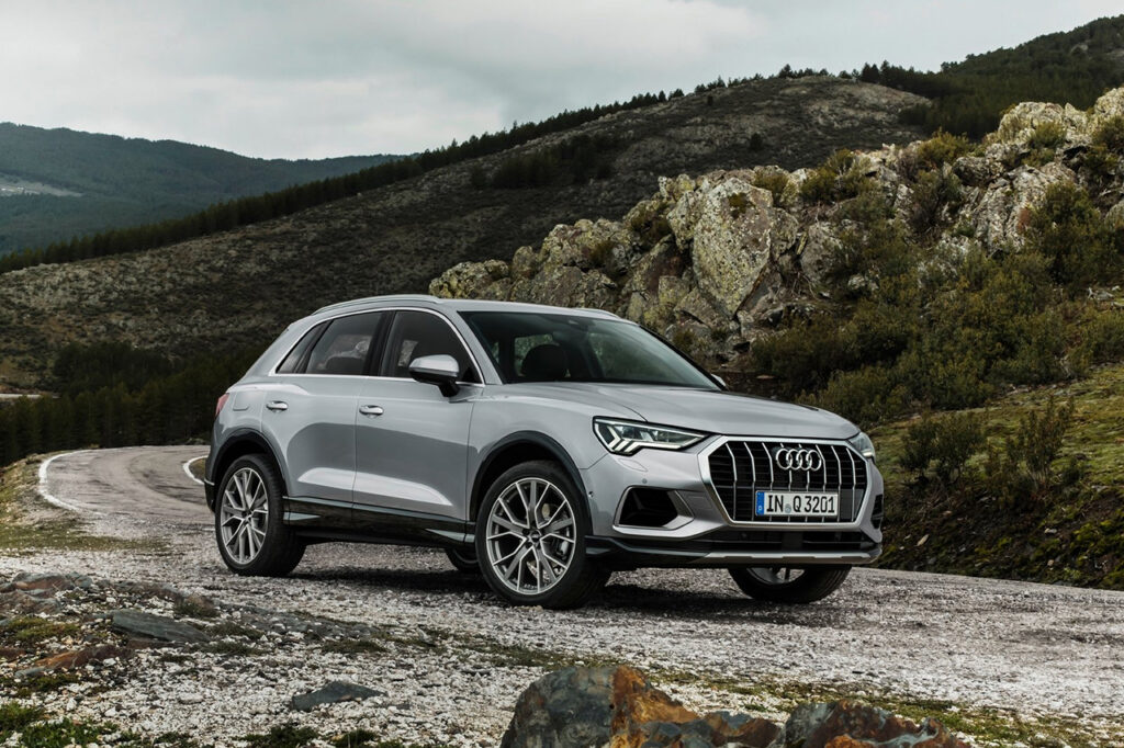 산을 달리는 2026 아우디 Q3