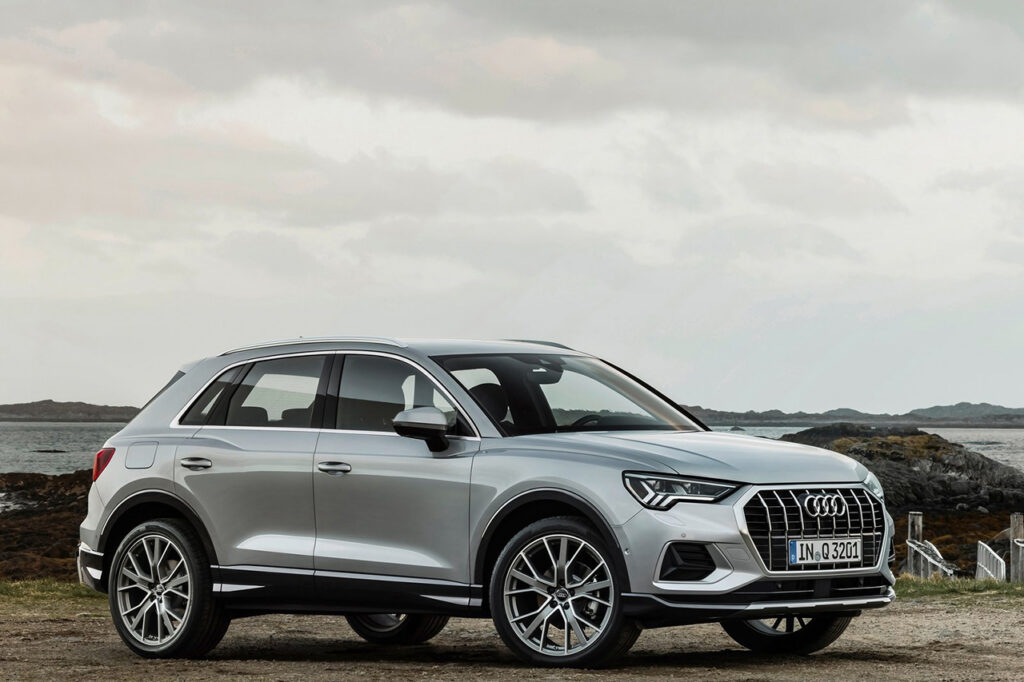 2026 아우디 Q3가 서있는 모습