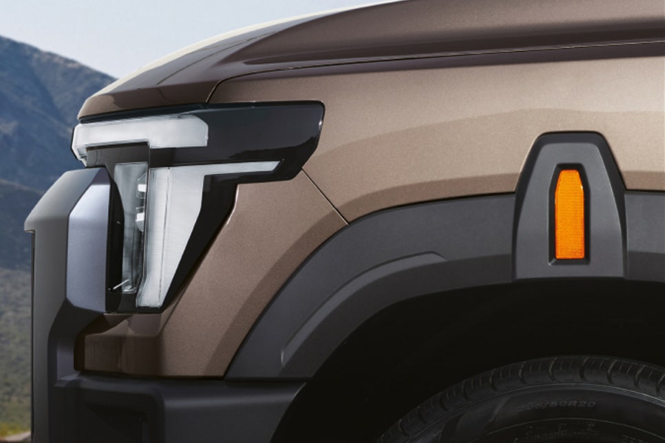 브라운 컬러의 KGM 신형 무쏘 헤드라이트