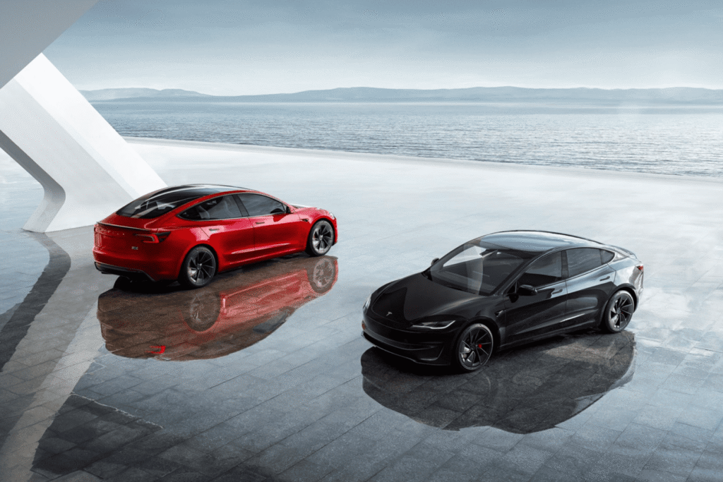 테슬라 모델 3 롱 레인지 RWD 빨간차와 검은 차가 놓여져 있다