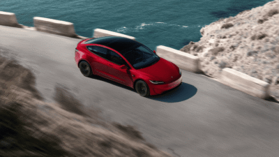 해안가를 달리는 테슬라 모델 3 롱 레인지 RWD3