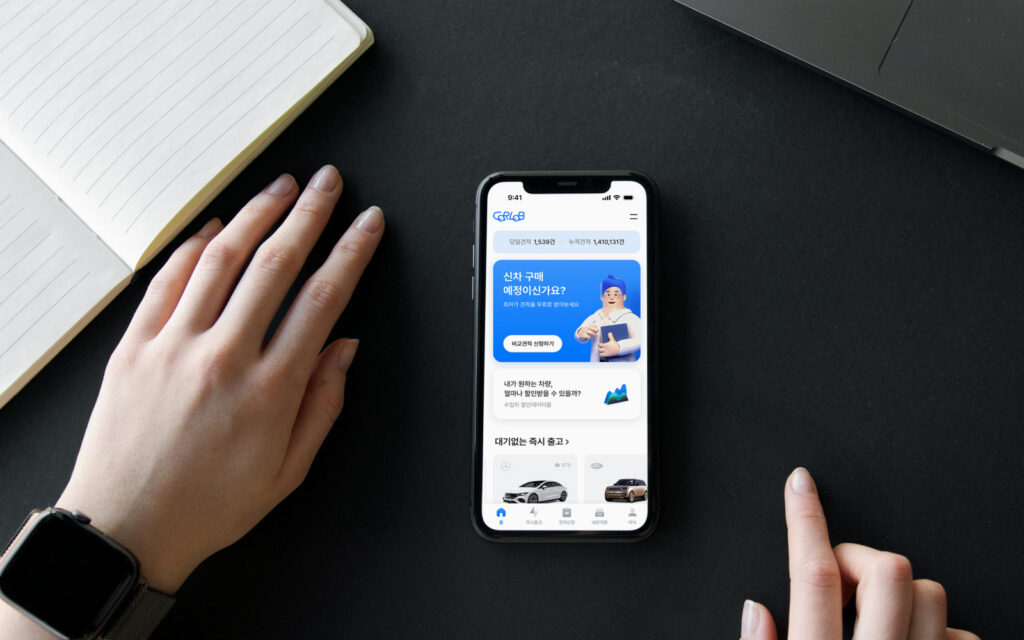 카랩 앱에서 다양한 하이브리드 차량 모델과 견적을 비교하는 모습