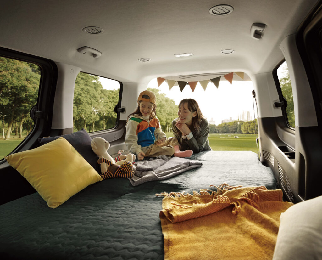 현대 더 뉴 스타리아 하이브리드에서 차박을 하는 모녀