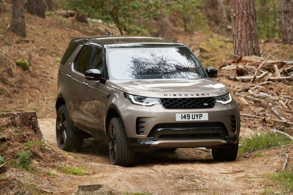 산에 서있는 2026 랜드로버 디스커버리