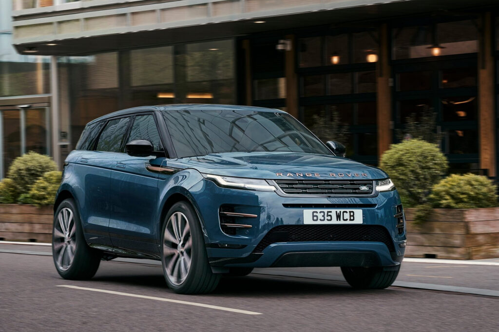 시내 주행중인 2026 랜드로버 레인지로버 이보크 2세대