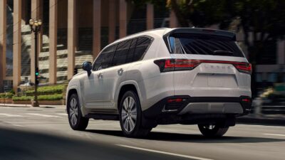 시내를 주행중인 2026 렉서스 LX 700h