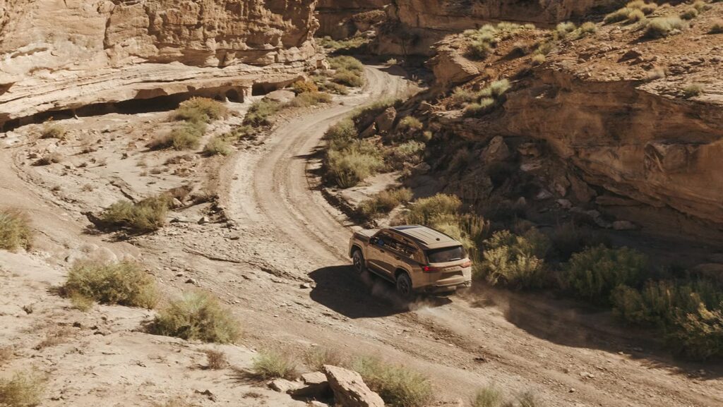 오프로드를 달리는 2026 렉서스 LX 700h