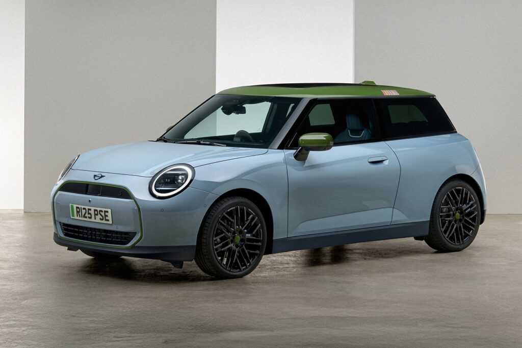 2026 미니 쿠퍼 일렉트릭(4세대)가 서있는 모습