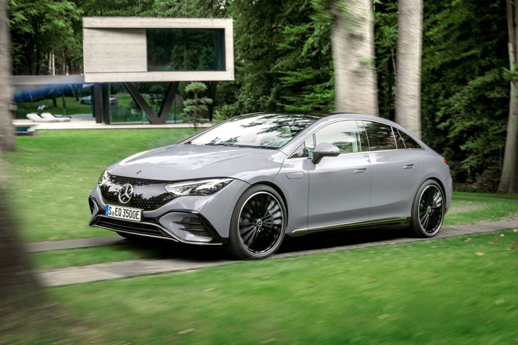 주차되어있는 2026 벤츠 EQE