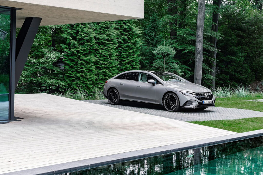 건물 옆에 주차되어 있는 2026 벤츠 EQE