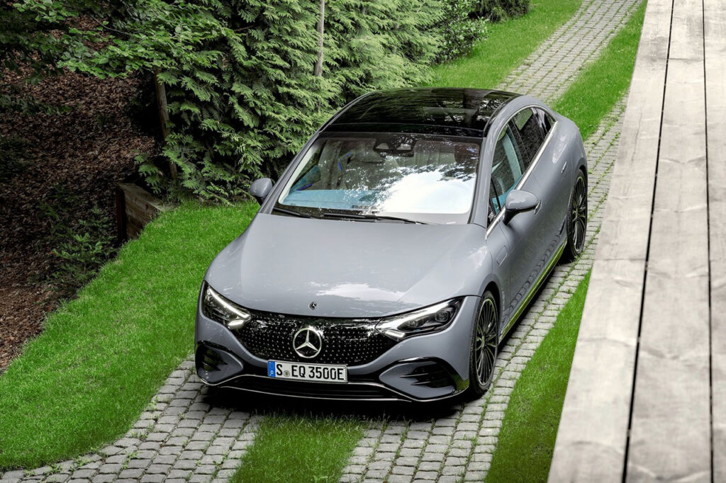 주차되어 있는 2026 벤츠 EQE