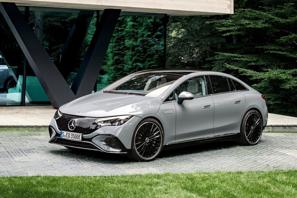 주차되어 있는 2026 벤츠 EQE