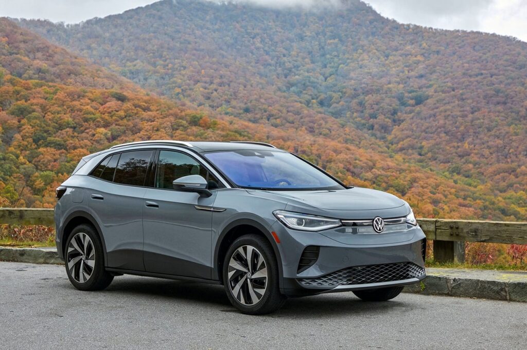 산에 있는 도로에 서있는 2026 폭스바겐 ID.4