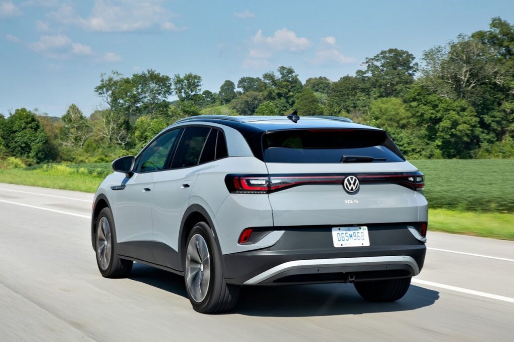 주행중인 2026 폭스바겐 ID.4