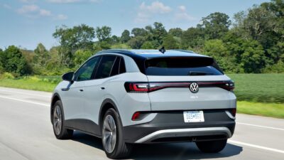 도로 위를 달리는 2026 폭스바겐 ID.4