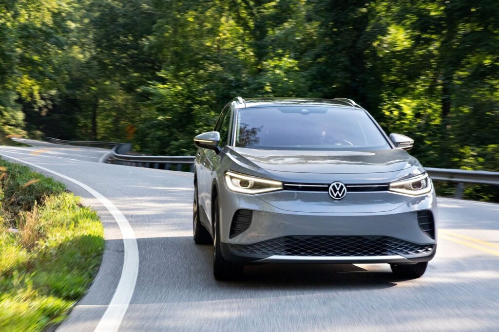 도로를 달리는 2026 폭스바겐 ID.4