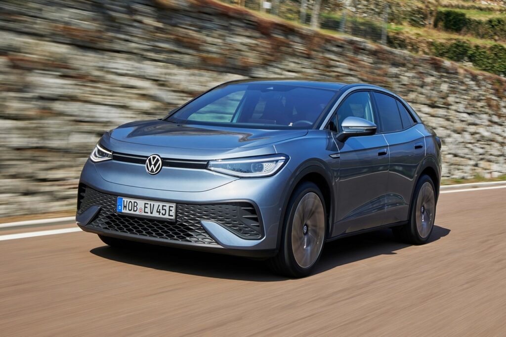 도로를 달리는 2026 폭스바겐 ID.5 