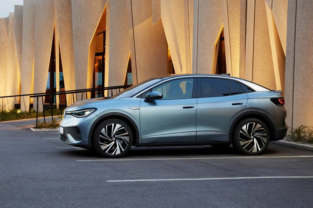 주차장에 주차되어 있는 2026 폭스바겐 ID.5 