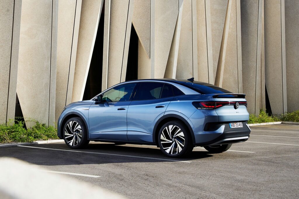 주차장에 주차되어 있는 2026 폭스바겐 ID.5 