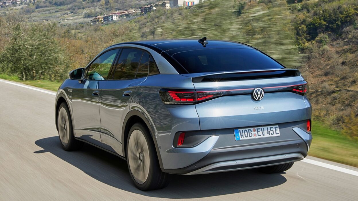 도로 위를 달리는 2026 폭스바겐 ID.5