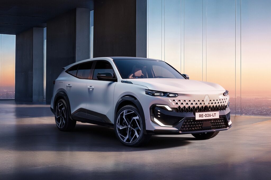 건물 내부에 서있는 르노 필랑트