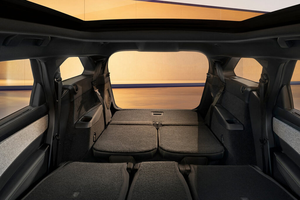 푸조 5008 하이브리드 2열과 3열 시트를 접은 모습