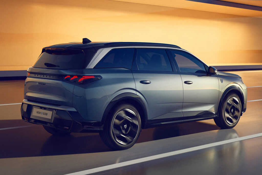 도로를 달리는 푸조 5008 하이브리드