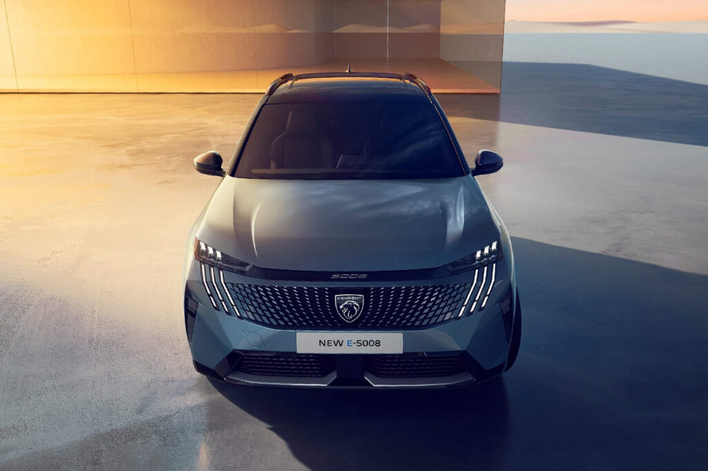 푸조 5008 하이브리드 전면 모습