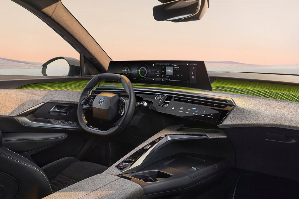 푸조 5008 하이브리드 보조석에서 바라본 운전석