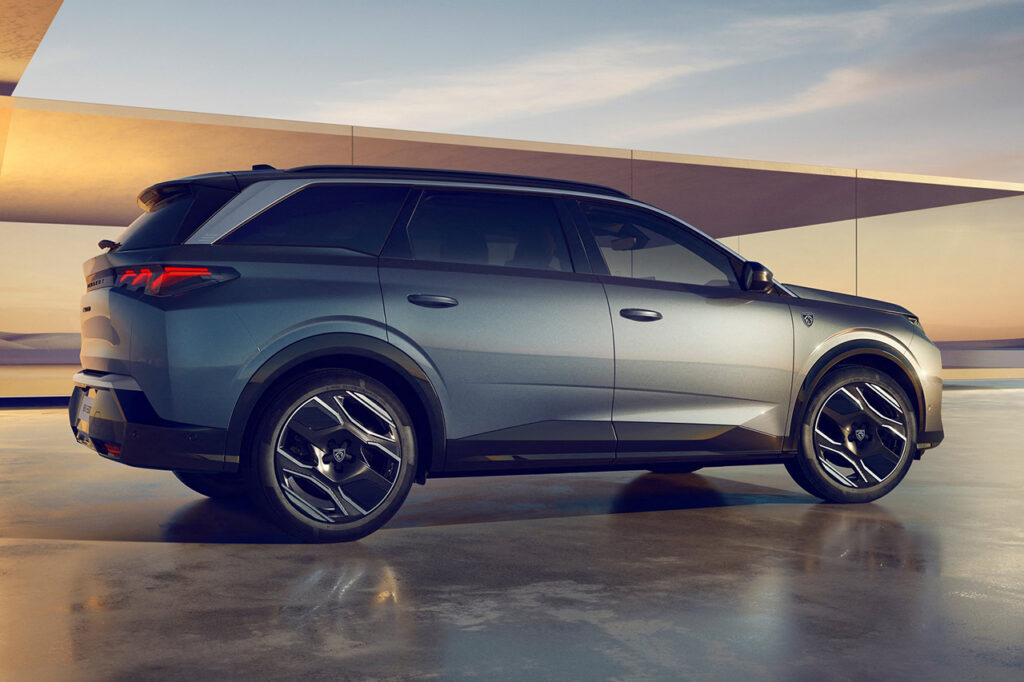 푸조 5008 하이브리드 측면 모습