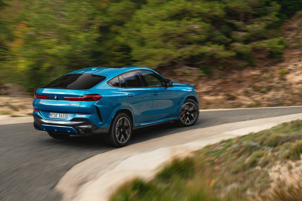 도로를 달리는 BMW X6