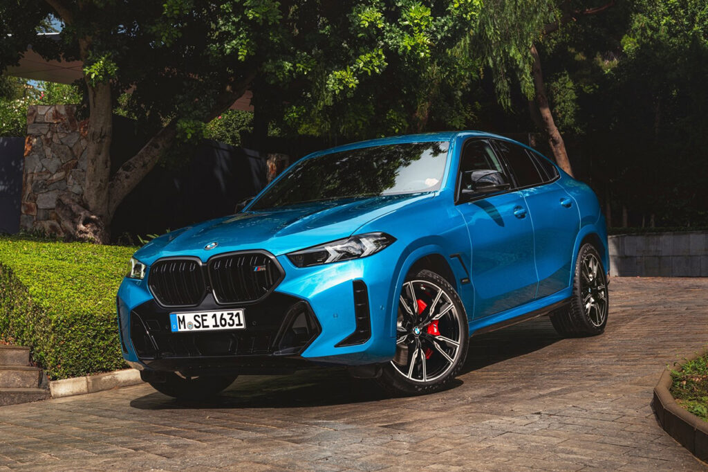 도로 위에 서있는 BMW X6