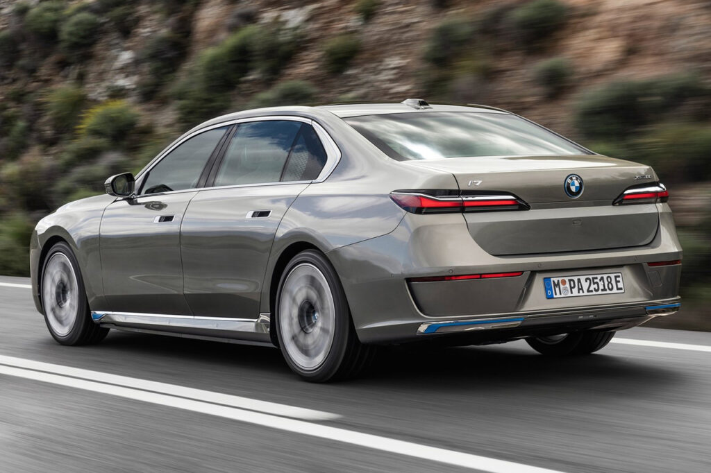 산 길을 달리는 2026 BMW i7