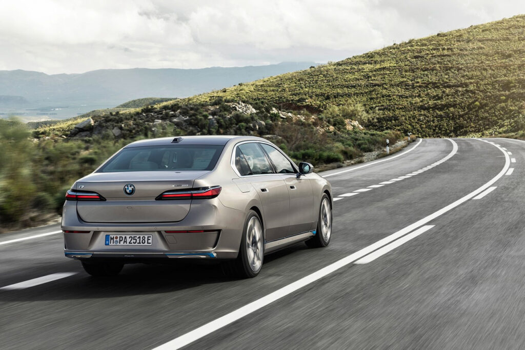 산 길을 달리는 2026 BMW i7
