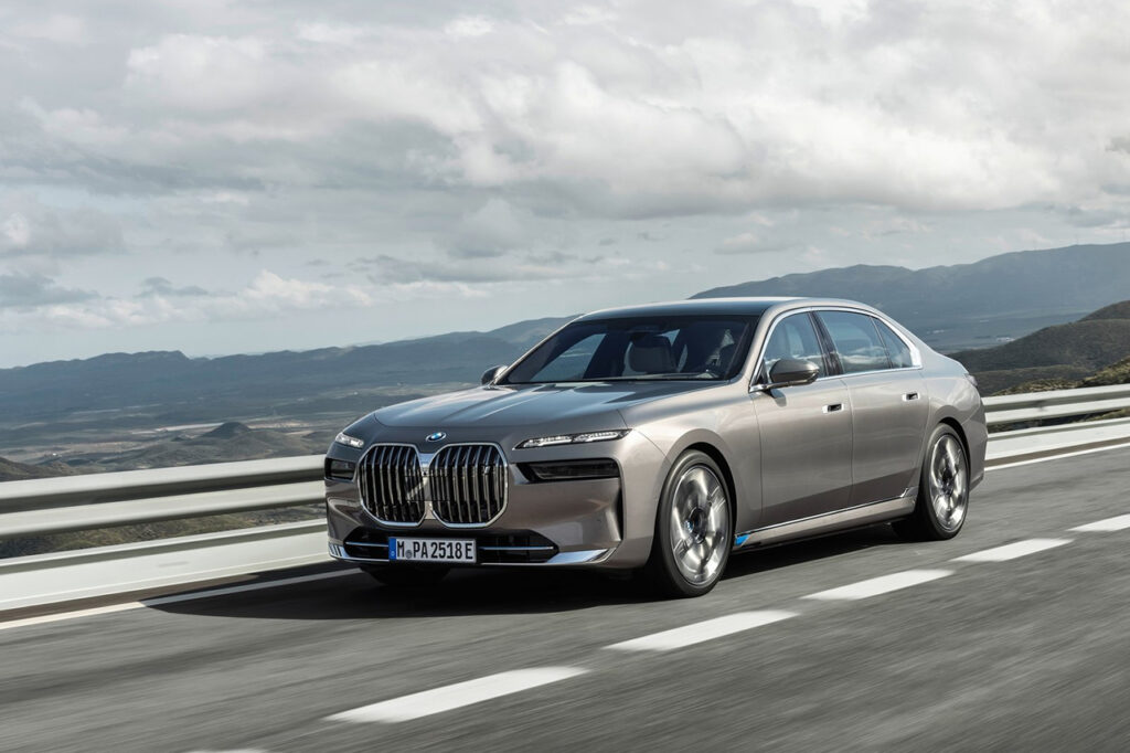 도로를 달리는 2026 BMW i7