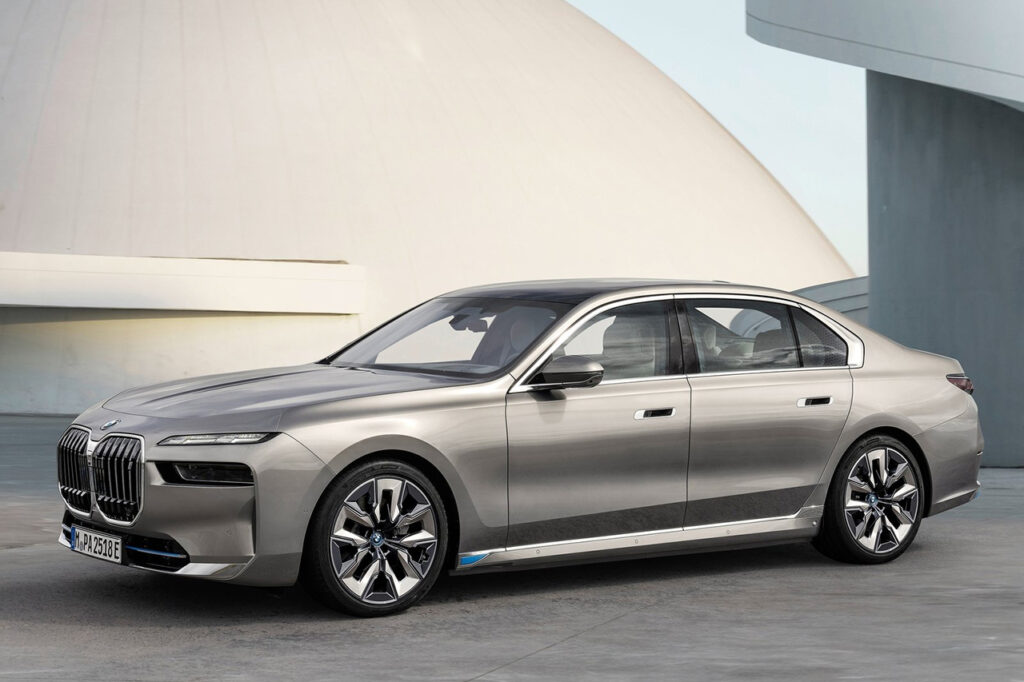 건물 앞에 서있는 2026 BMW i7