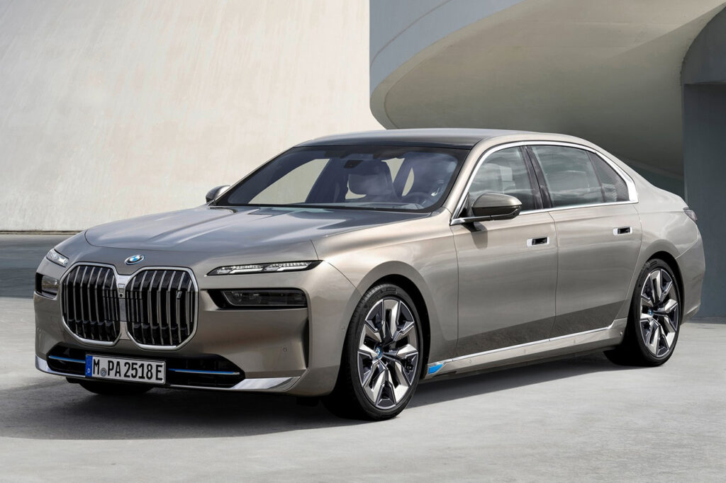 건물 앞에 서있는 2026 BMW i7