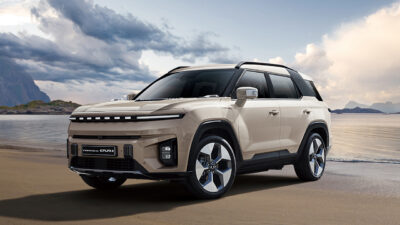 해변에 서있는 2026 KGM 토레스 EVX