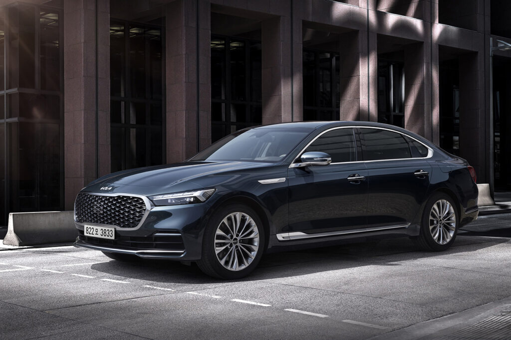 건물 앞에 서있는 2026 기아 뉴 K9