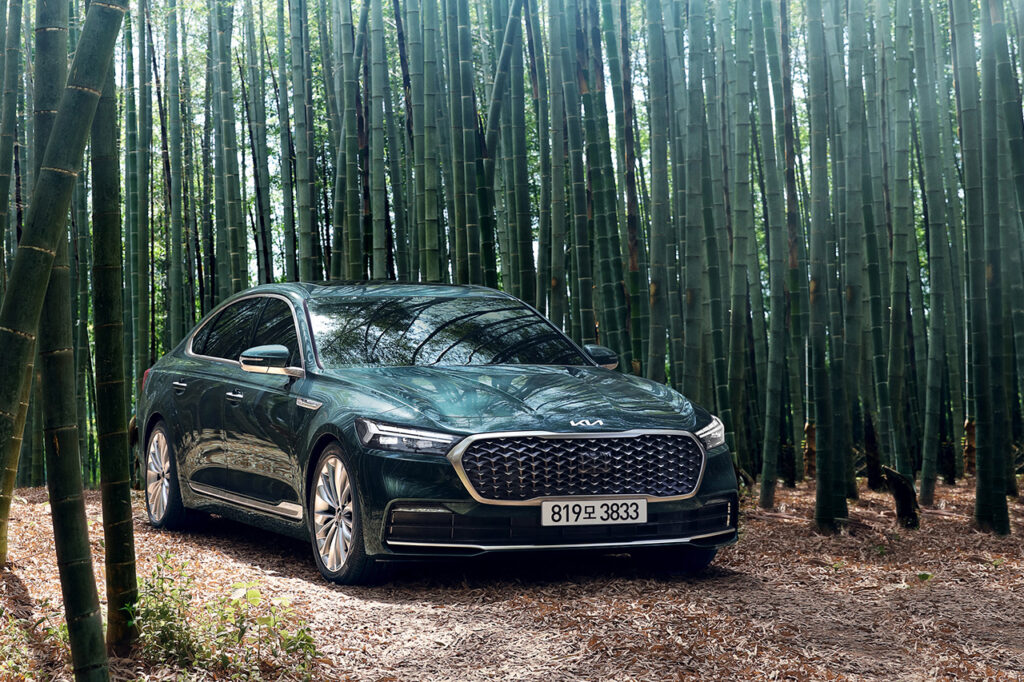 숲 속에 서있는 2026 기아 뉴 K9