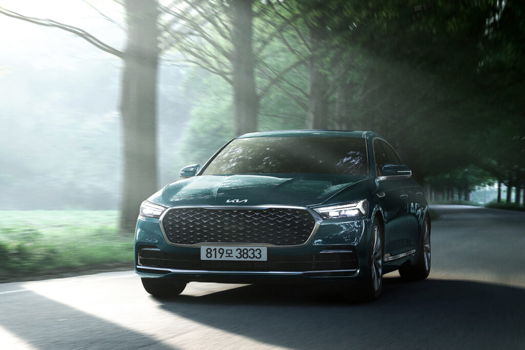 나무가 있는 길을 지나는 2026 기아 뉴 K9