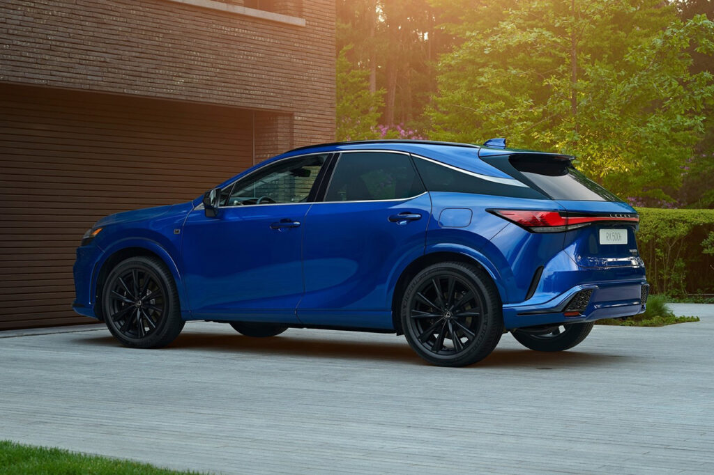 2026 렉서스 RX가 차고로 들어가는 모습