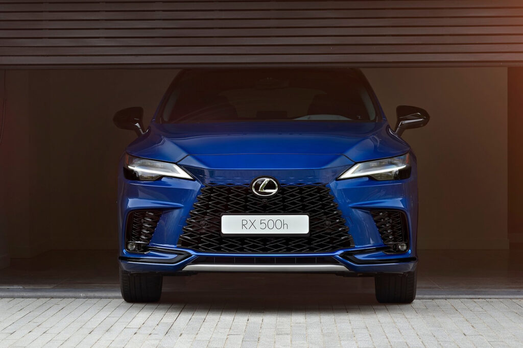 2026 렉서스 RX가 차고에서 나오는 모습