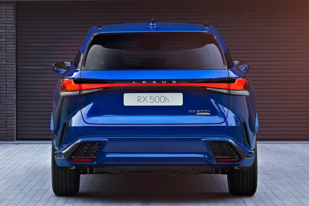 2026 렉서스 RX가 차고로 들어가는 뒷모습