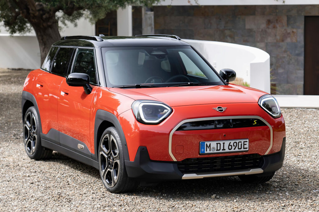 마당에 서있는 2026 미니 에이스맨