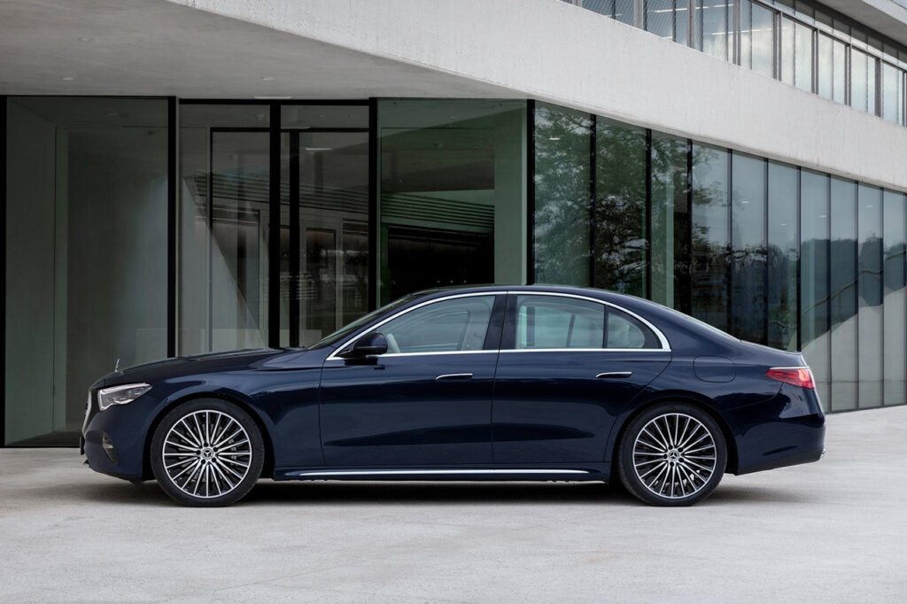 건물 앞에 서있는 2026 벤츠 E클래스